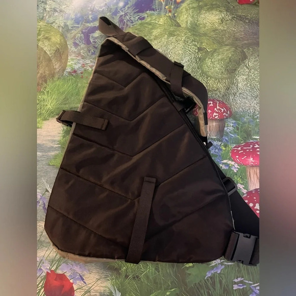 UO City Sling Bag, Olive, NWT - Picture 5 of 6